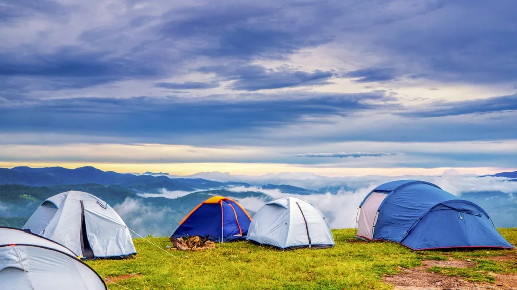 Camping mit einem Zelt auf dem Berg