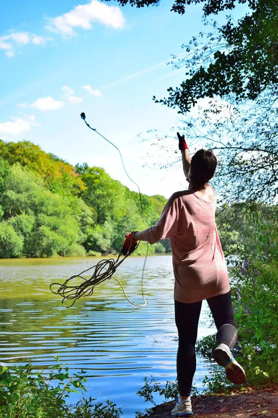 Frau beim Magnetfischen in einem Fluss