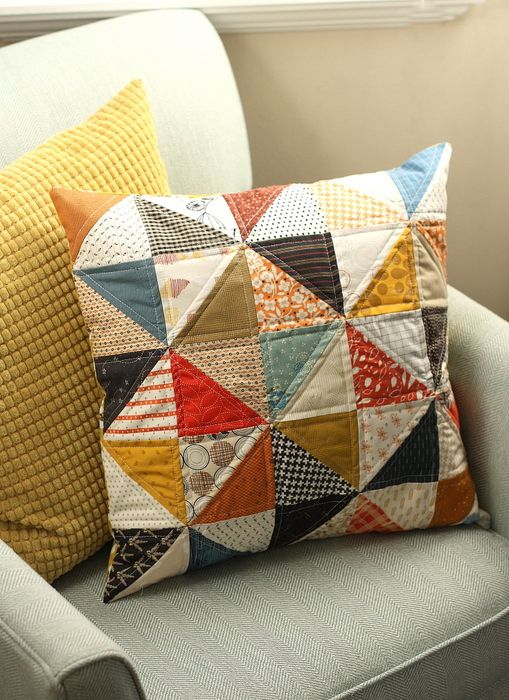 Patchwork Kissen in einem Sessel