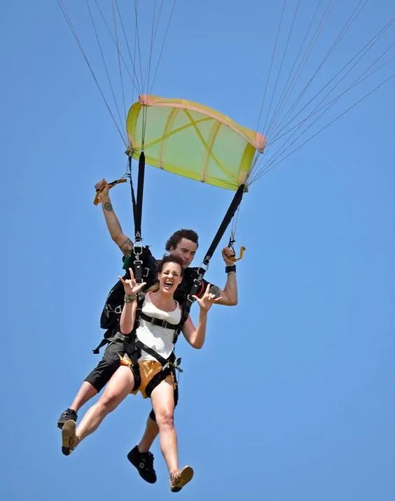 Eine Frau und ein Mann beim Tamdem Fallschirmspringen