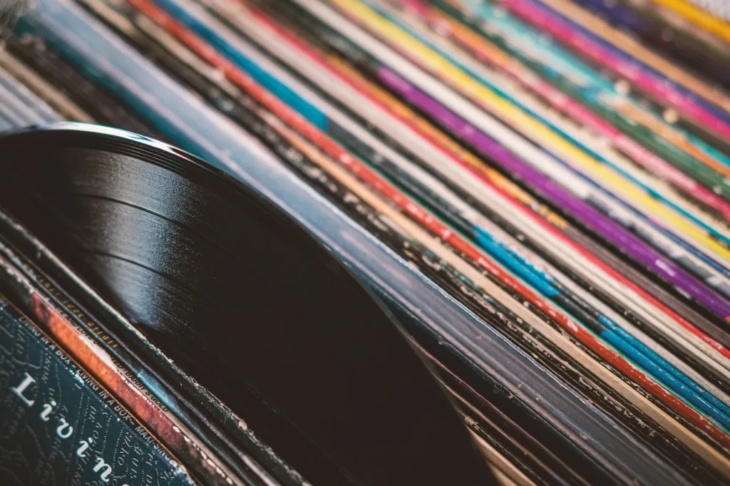 Bunte Schallplatten in einer Kiste