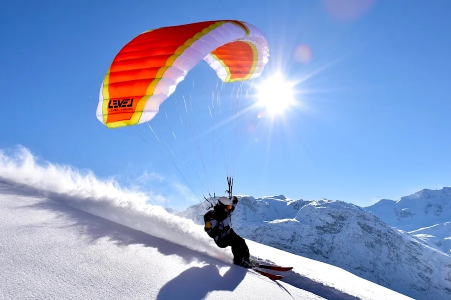 Speedriding mit Gleitschirm und Skiern am Berg